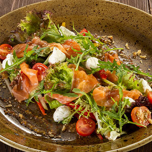 Салат со слабосоленым лососем