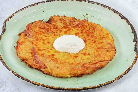 Золотисто-румяный драник под сыром