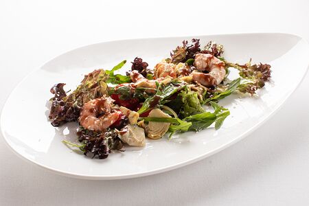 Салат с креветками и артишоками