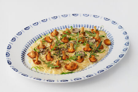 Орзо с лисичками в соусе пармезан со свежим трюфелем