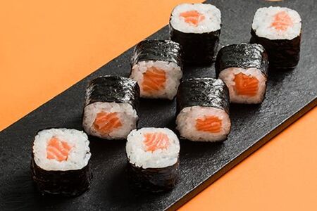 Маки с лососем