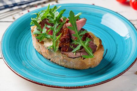 Брускетта с ростбифом