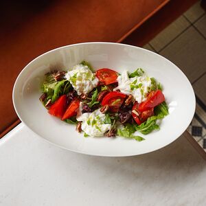 Салат с томатами и страчателлой 