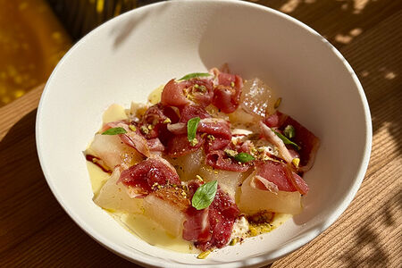 Буррата с уткой и дыней