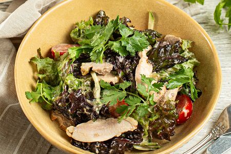 Салат с цыпленком и имбирной заправкой