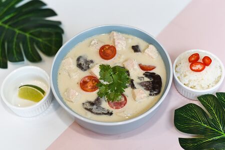 Том Кха с курицей