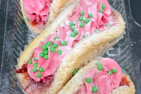 Пирожное Буше с клубникой