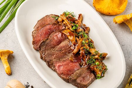 Говяжья вырезка с жареными лисичками