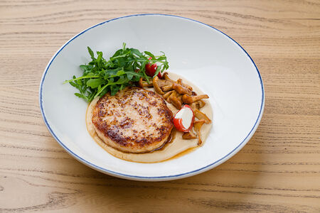 Котлета из лосося и креветок с картофельным велюте и лисичками