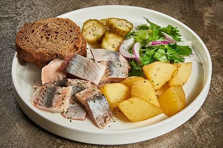 Сельдь с печеным картофелем и гренками