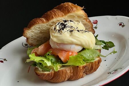 Бенедикт на круассане
