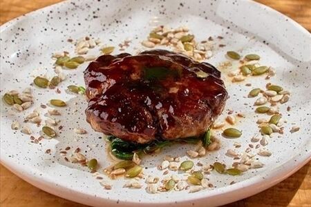 Бифштекс со шпинатом и миксом семян