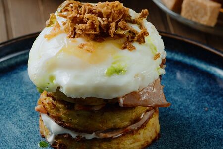 Драники с яйцом и беконом