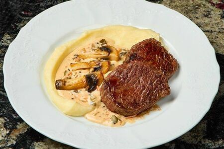 Медальоны из телятины с картофельным кремом и грибным соусом