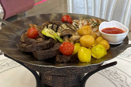 Медальоны из говядины, свиной шеи и индейки