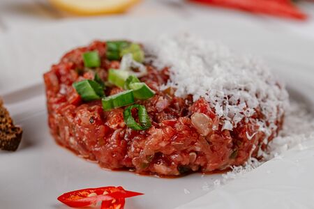 Тартар из говядины с кремом из пармезана