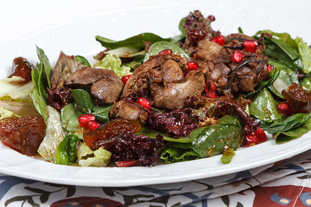 Салат с куриной печенью и инжирной заправкой