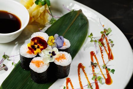 Ролл с лососем