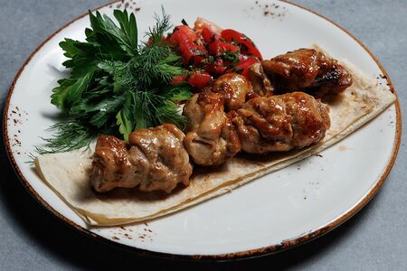 Шашлык из куриного окорока с овощной сальсой