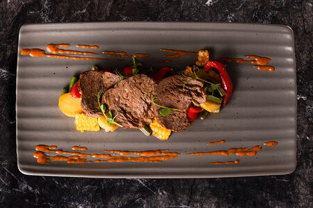 Говяжий Ростбиф с печеными овощами и соусом Ромеско