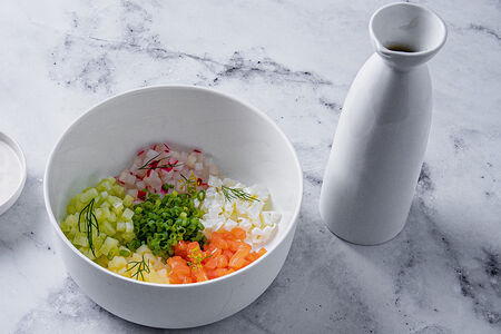 Окрошка на квасе с лососем