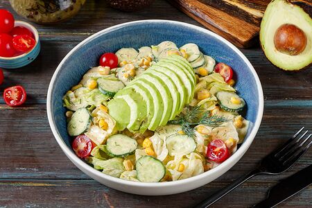 Салат с авокадо и кукурузой