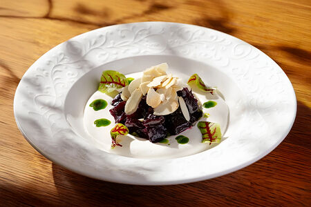 Печеная свекла с муссом из козьего сыра