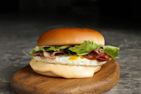 Бургер с беконом и яйцом