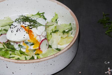 Салат овощной с яйцом пашот и сметаной