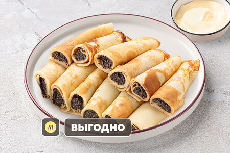 Большая порция блинчиков с маком и ванильным соусом