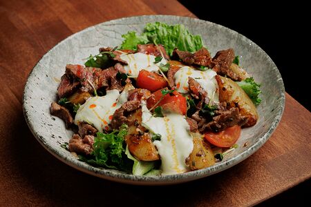 Тёплый салат с говяжьей вырезкой