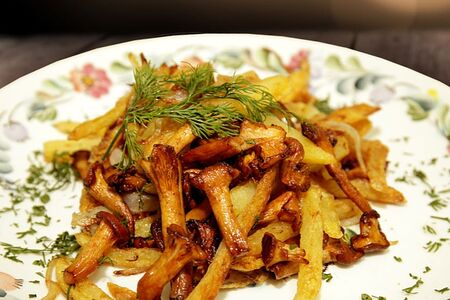 Картофель жареный с лисичками 