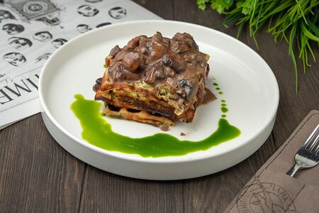 Вафля из кабачков с курицей и грибами