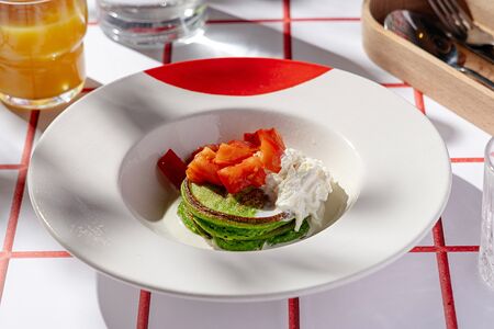 Зелёные оладьи со страчателлой и свежими томатами 