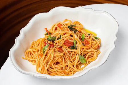 Паста с томатами в соусе наполи