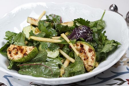 Зеленый салат с кабачками на гриле и изюмом