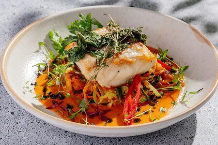 Пестрая зубатка с соусом том ям