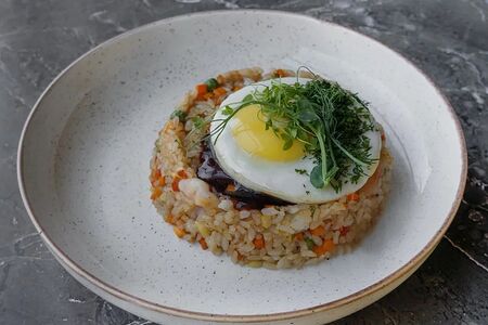 Жареный рис с креветками