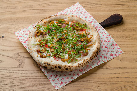 Пицца с беконом, лисичками и рукколой