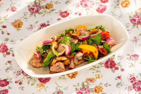 Салат из запеченных овощей с курицей