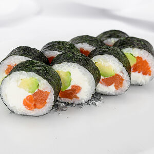 Норимаки с лососем и авокадо