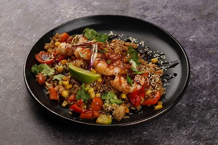 Жареный рис по-тайски с креветками