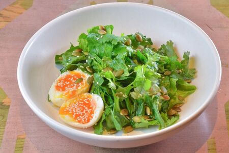 Зелёный салат с яйцом    