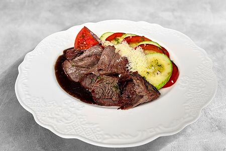 Слайсы стриплоина с овощами