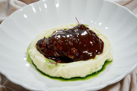 Телячьи щечки с картофельно-трюфельным кремом