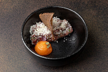 Тартар из баранины с овечьим сыром и гелем из желтка 