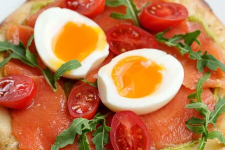 Фокачча с лососем и яйцом