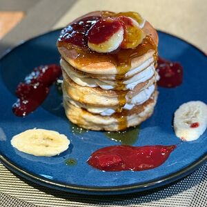 Панкейки с бананом и кленовым сиропом