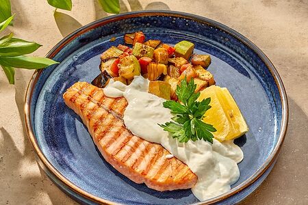 Стейк из лосося с сырным соусом и овощным рататуем