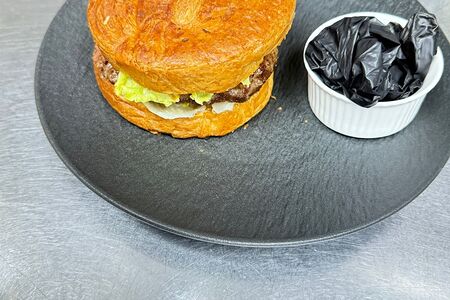 Чизбургер с котлетой из мраморной говядины с сыром на круассане